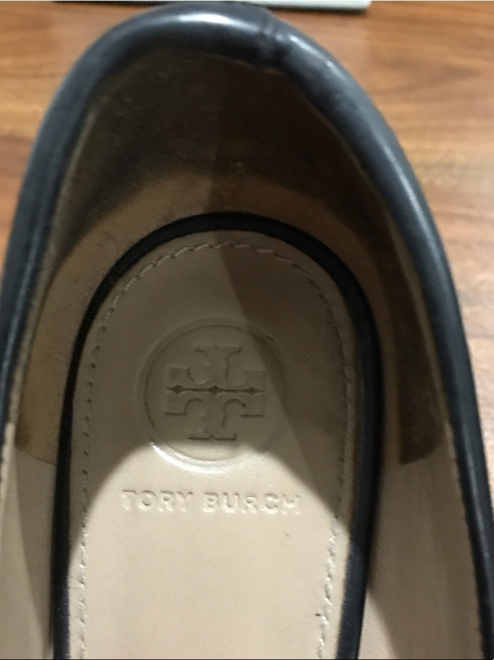 Tory Burch Black Leather Logo Medallion Wedge Heels SZ 8.5 - Picture 2 of 8